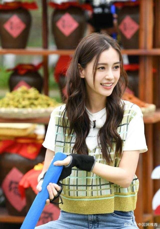  关心|寒心!baby台上摔倒，跑男兄弟都在笑，只有阚清子关心她疼不疼