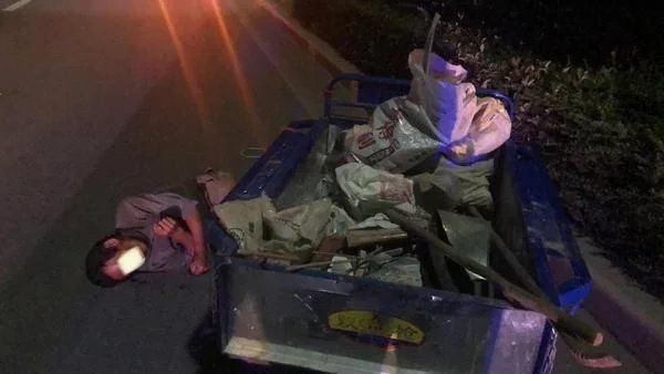  地上|险！醉汉骑三轮车拾荒时一头栽地上昏睡不醒