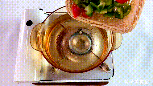 辣椒|炒鱿鱼如何做的脆爽开胃？注意焯水切花刀爆炒这三点，全家都爱吃