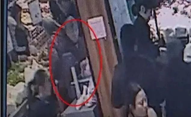  索赔|老人在超市偷东西被抓，5分钟后突然发病，家属索赔16万元