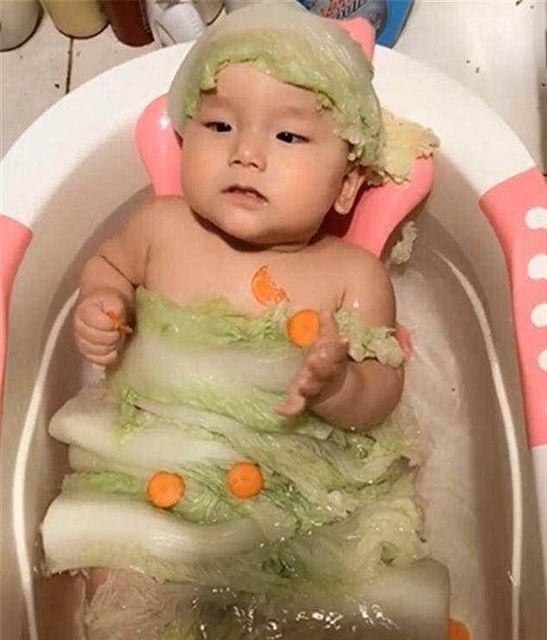  洗澡|给不到一岁的女宝宝洗澡，公公在旁边看，宝妈应该阻止吗？