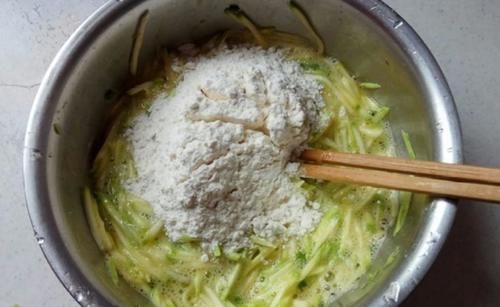 上桌|明日立秋,这道素饼给家人吃,一拌一煎上桌块,外酥里嫩,很美味