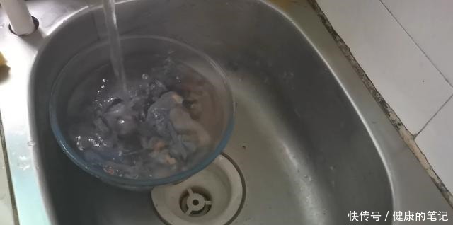 简单|手把手教你做营养又滋补的乌鸡汤,做法简单,汤汁鲜美可口