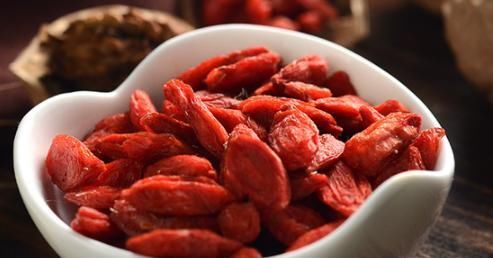  尿酸|女生不想老得快，常吃5种天然“玻尿酸”，排毒养颜不显老