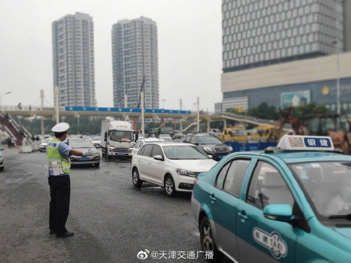 爆裂|天津 津滨大道上发生自来水大量跑冒 爆裂水管直径为400毫米