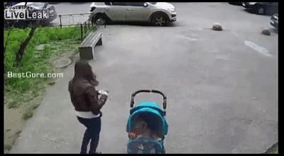  业主|天上掉下辆自行车，邻居家被砸个大窟窿…该罚！