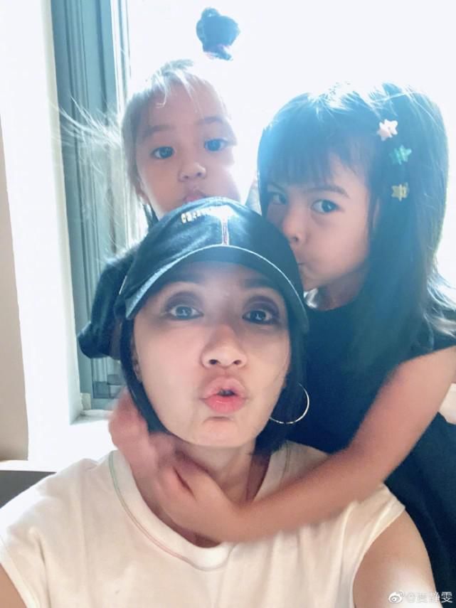  贾静雯|贾静雯晒与两女儿自拍照 波妞换牙门牙缺一颗呆萌可爱