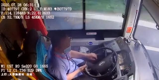 司机|公交司机低头捡物碾死路人，险带全车冲下桥，交警：行人违规上桥