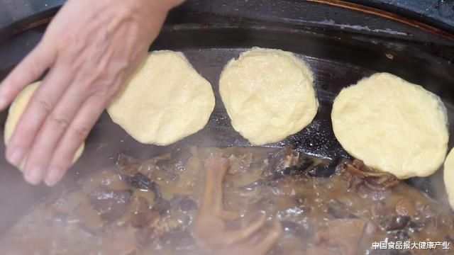 老板|隔着屏幕都觉得香的榛蘑炖大鹅,老板说:这是妈妈做出来的味道!