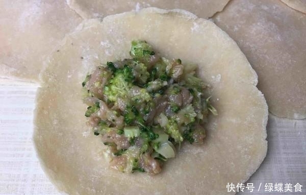 饺子|秋天包饺子就吃这个馅,比韭菜鲜,比芹菜营养,一口气能吃30个