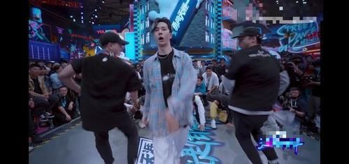  张艺兴|《街舞3》再现“神仙打架”：王一博扯张艺兴衣服，现场太热血
