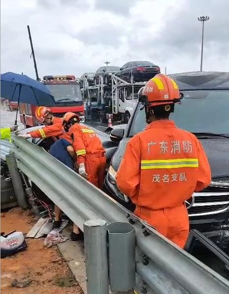  突发|突发！电白那霍发生一起车祸，两车相撞，车辆严重受损司机被困