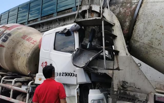 机智|珠海男子上班遭遇生死时刻,两台“巨无霸”失控朝他猛冲!关键时刻机智“神操作”!