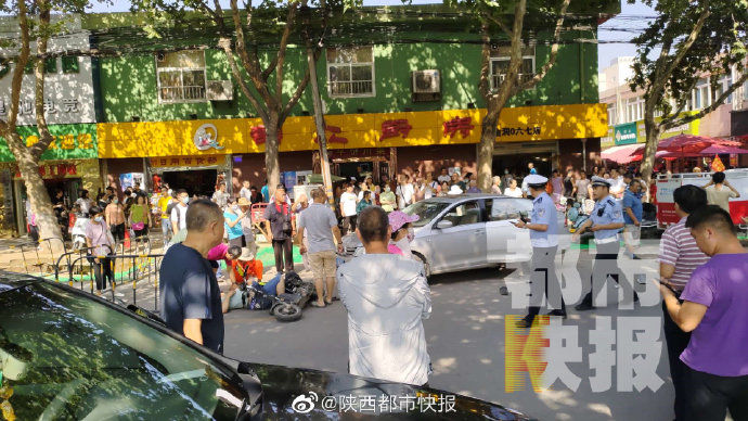 轿车|突发!西安一轿车连撞交警和多名路人