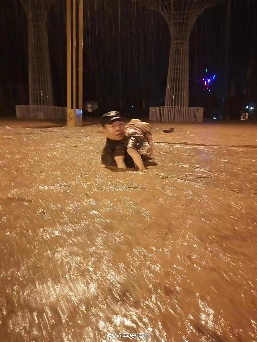 还原古蔺辅警洪水中托举营救女孩全过程！还有“平民英雄”在洪水中救出12人