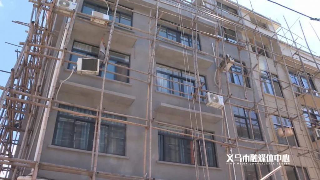  从天而降|吓人！3米长的竹竿从天而降，汽车挡风玻璃都...