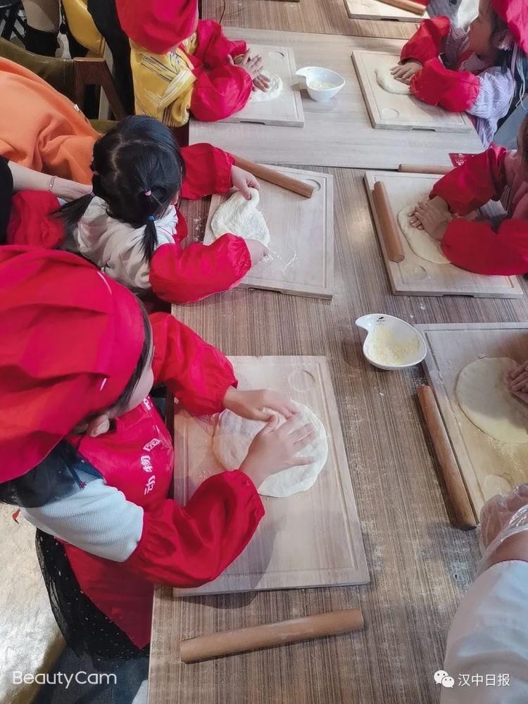  体验|寓教于乐，萌娃动手体验食物来之不易