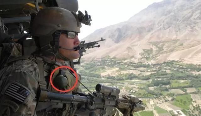  手榴弹|挂在士兵身上的手榴弹，被子弹击中后会爆炸吗？不要再被骗了