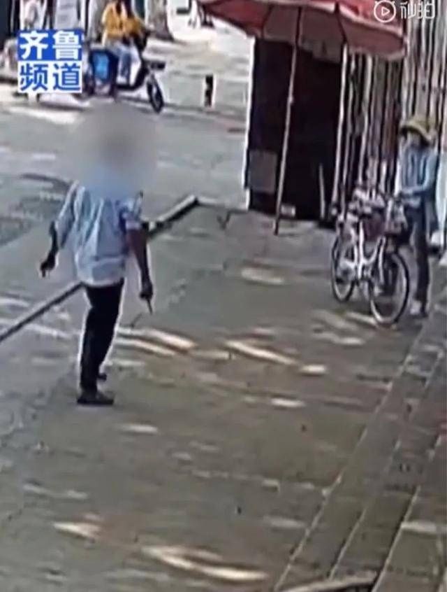 路边|路边店主勇出手 制服持刀行凶男子！身份果然不一般
