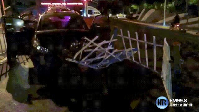  护栏|昨夜，哈市一SUV撞坏五节护栏后冲向对面车道……