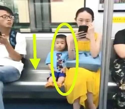 真的|两个小男孩坐车，看了他们举止，网友纷纷感叹：家教真的很重要