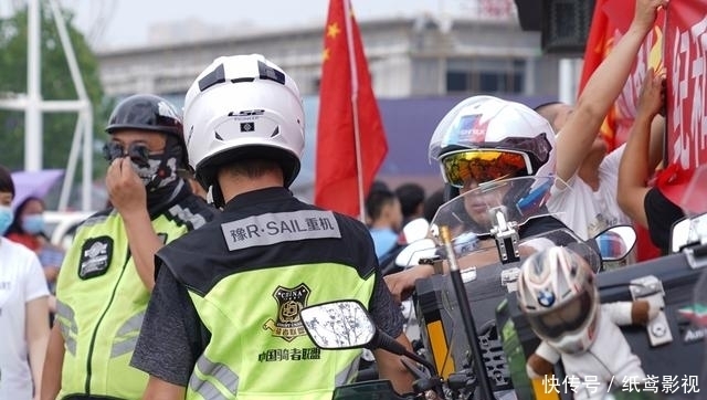  背影|高考现场的重型机车护送队，不但背影很美，还很帅