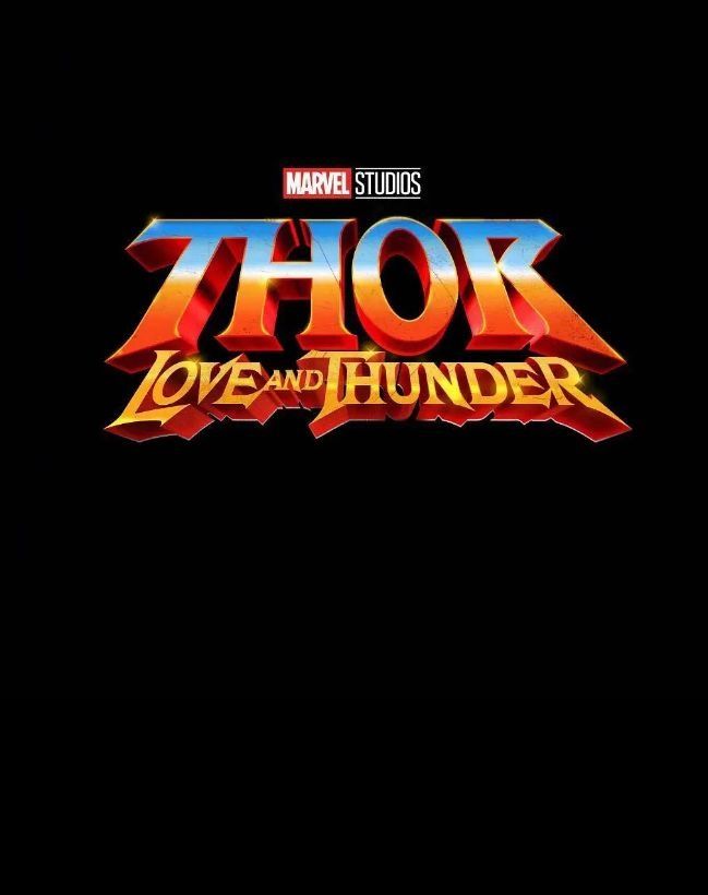  奶爸|锤哥带三孩子外出踢球，手拎水壶奶爸感十足，网友：终于穿鞋了