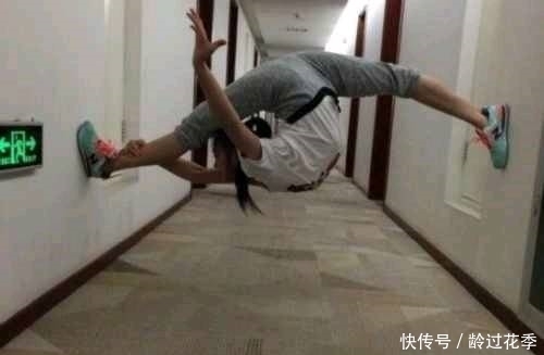段子|搞笑图片幽默段子笑话:妹子,你的柔韧性有点厉害呀,哈哈哈