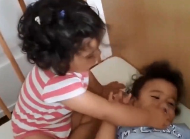 奶嘴|22岁女孩每天打扮成婴儿模样,嘴里含着奶嘴,还叫男友爸爸