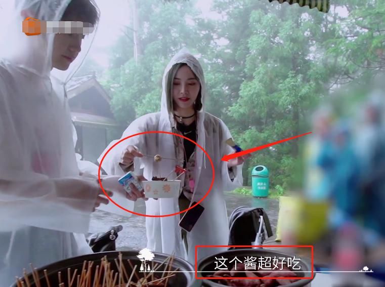  接地|郑爽陈哲远和THE9队员录制节目，雨天吃路边小吃，举止太接地气了