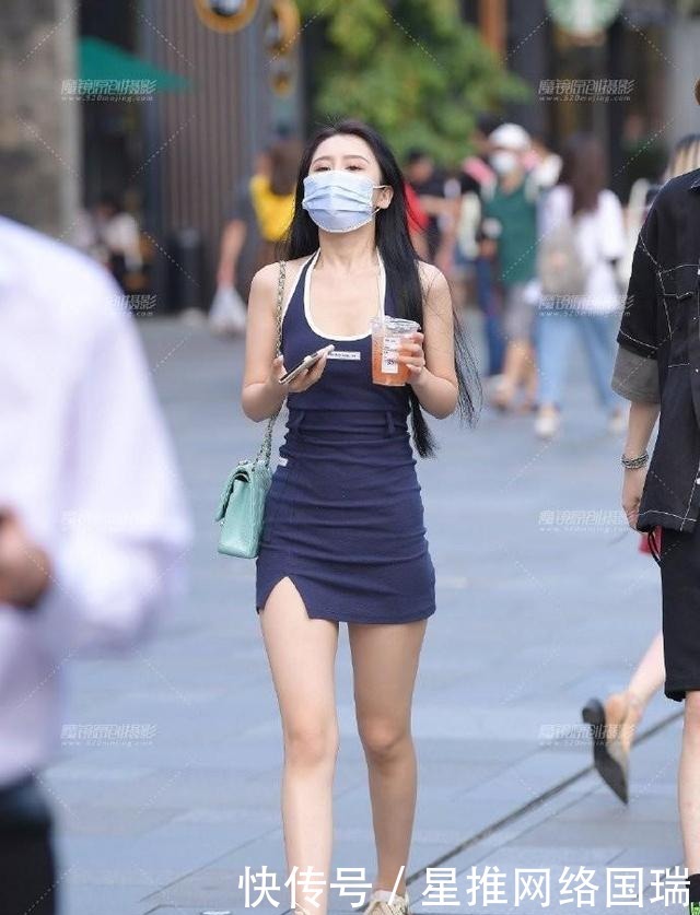 别着急|穿连衣裙到底适不适合配运动鞋?别着急,这位妹子给你答案