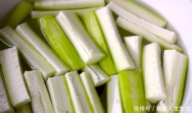 爽口|秋天，吃肉不如喝汤，这三样素菜搭配，简单一煮，比吃肉还爽口