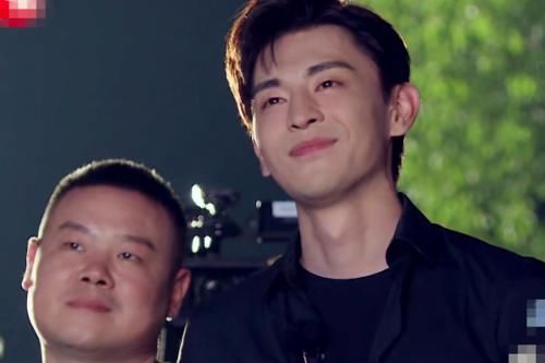  小胖|极挑收官邓伦哭得止不住，当镜头拍到他的小胖手时，忍不住笑了