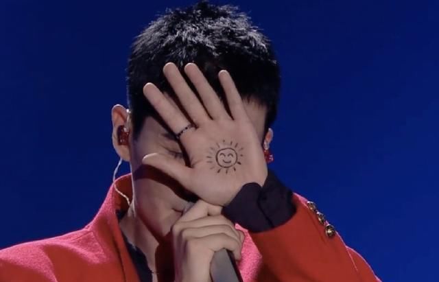  万茜|17个姐姐合体亮相：万茜戴护具主持节目，蓝盈莹和白冰成最大赢家