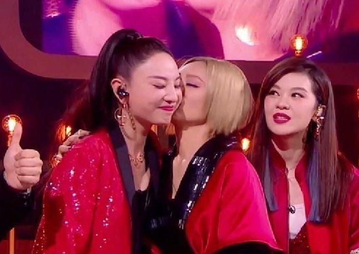 真的|宁静拿到女团第一名时,四位队友表情很微妙,谁是真的开心很明显