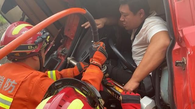  追尾|惊险！甬台温高速四辆大货车追尾二人被困，临海消防紧急救援