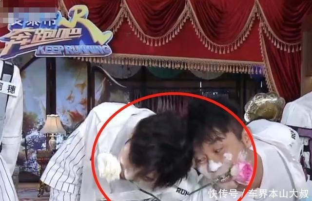  瓶口|郑恺用袜子堵住瓶口，镜头放大蔡徐坤的动作，有没有剧本太显然