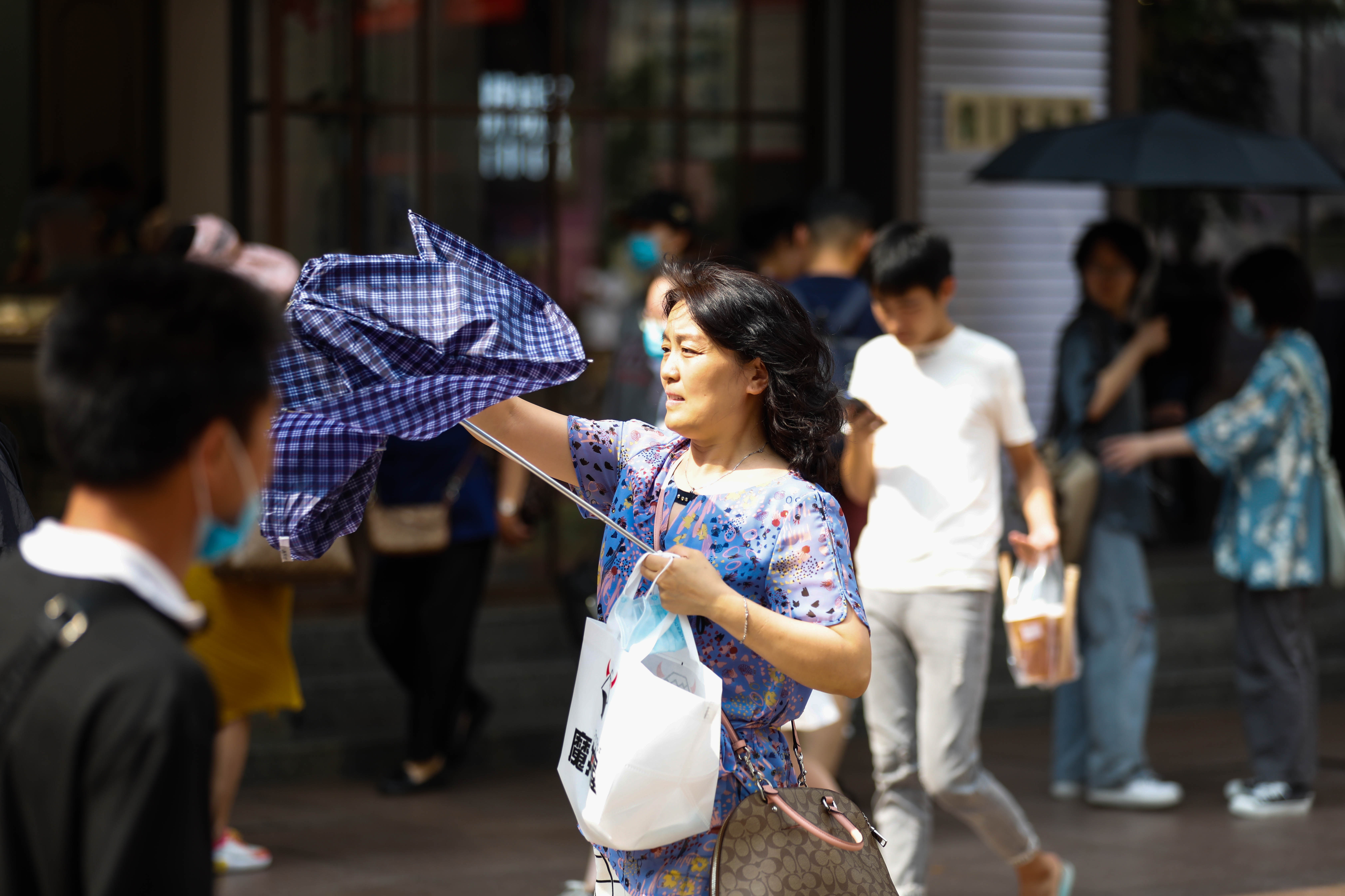 降雨|“烧烤模式”继续，今夏首个高温橙色预警来了！今最高温36.8℃，明有降雨，气温回落