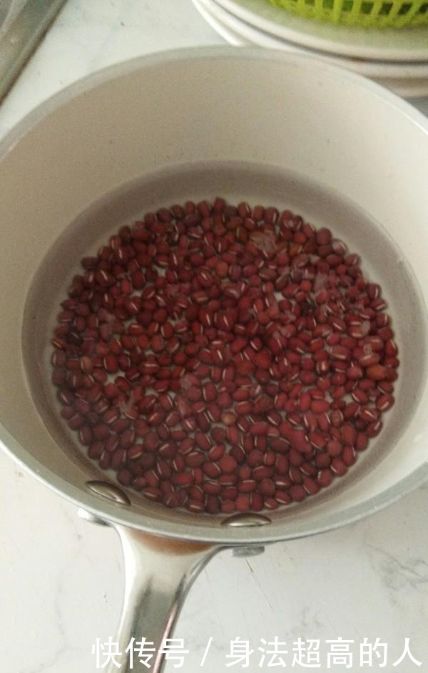 甜味|红豆别煲汤了,教你一个美味解馋吃法,香甜味美,做法还很简单