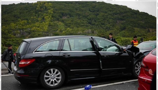  全教育|开车路过摄像头时，为什么会被闪一下？车主：后悔才知道