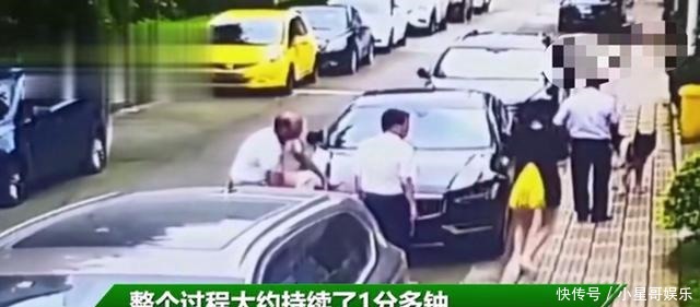  塑料桶|大力秋田犬发疯扑倒过路大爷撕咬，保安两次出手，拿着塑料桶猛锤