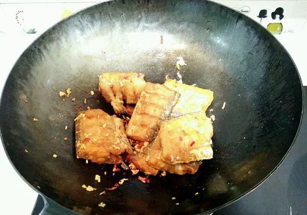  教你做|教你做蒜香椒盐带鱼，看着就很有食欲！