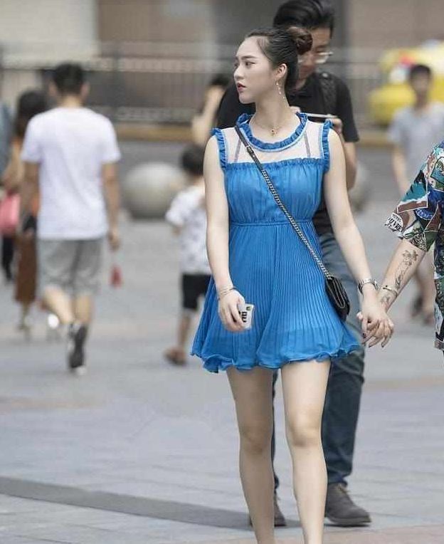  时尚|街拍：面带笑容的美女，短袖配牛仔裤，时尚大气