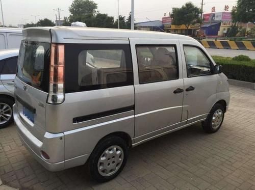 面包车|面包车拉货被查,车主气愤质问:这都不能拉,那我能拉啥?