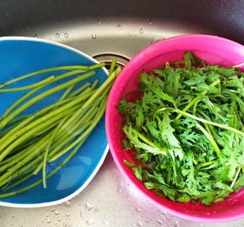  好吃|蒿子杆炒蛏子，蒿子杆脆嫩，蛏肉鲜香，好吃又下饭