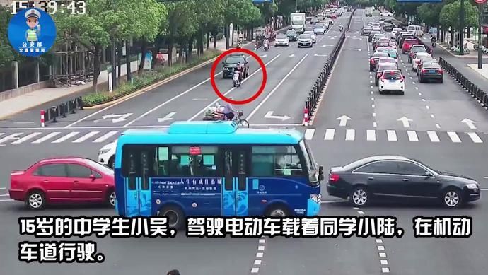 儿童|15岁,骑电动车加速闯红灯被撞飞,全责! | 暑期儿童交通安全