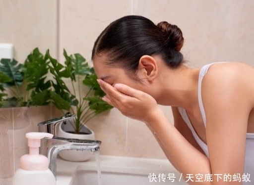 粗大|皮肤暗沉无光、毛孔粗大,老气十足!坚持做好4件事皮肤细腻光滑