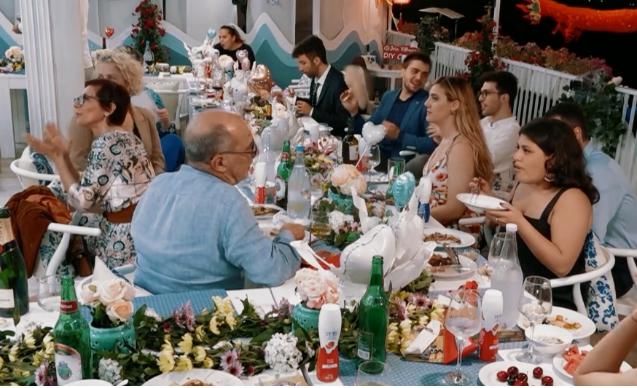  不熟|《中餐厅》鸡翅排骨都不熟，却还人满为患，网友：骗傻子呢！