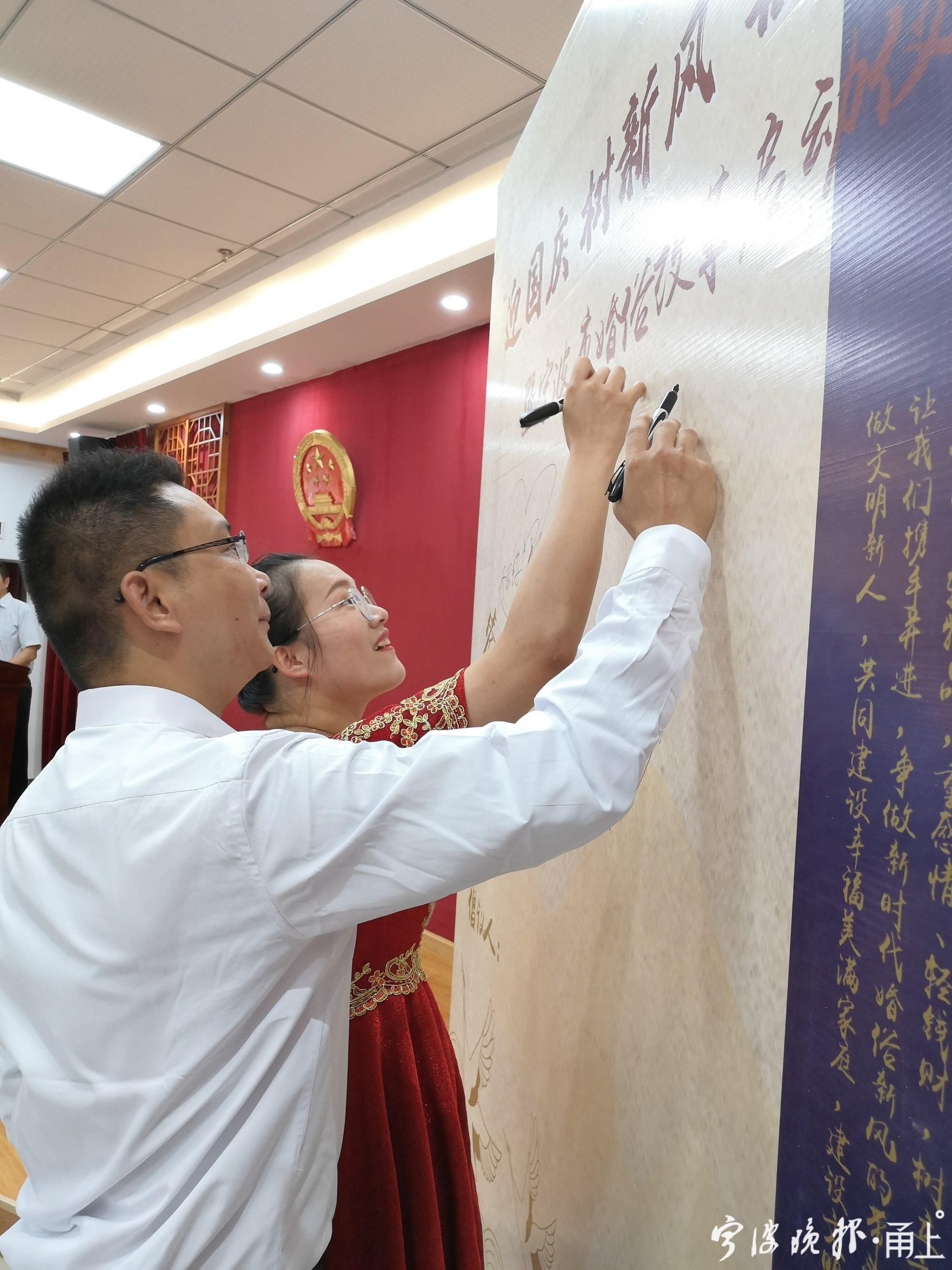 启动|10对新人集体领证！宁波启动婚俗改革，新人和父母都表示：喜欢