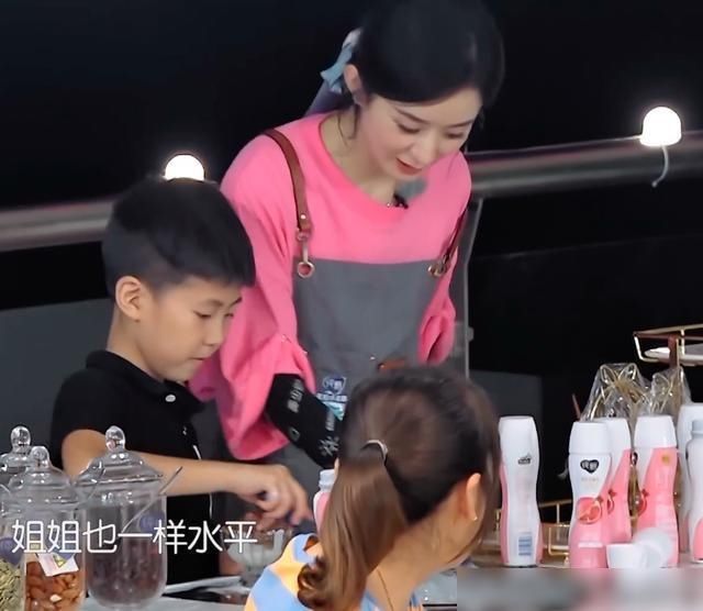  暴露|赵丽颖带小朋友做甜品，下意识的反应暴露当妈后的变化